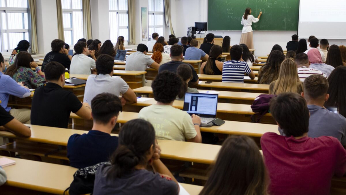 Horarios y modalidad de clases en Enfermería de la Universidad Andrés Bello para estudiantes que trabajan